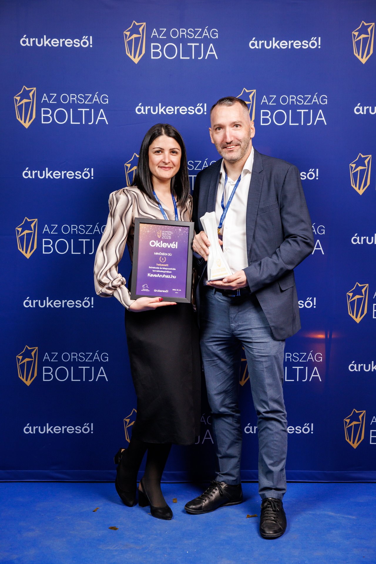 Nagy Pál és Regina — Ország Boltja 2025 oklevél és trófea átvétele