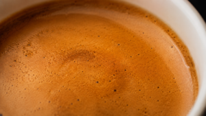 Eszpresszó aranybarna cremával – mit jelent a crema színe
