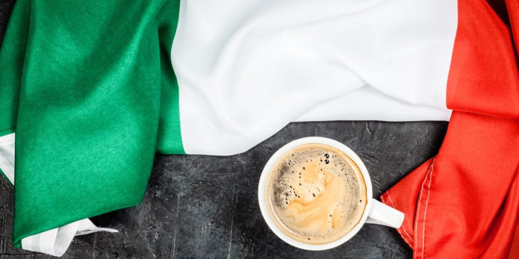 Egy olasz kávé egy olasz zászlóval a háttérben
